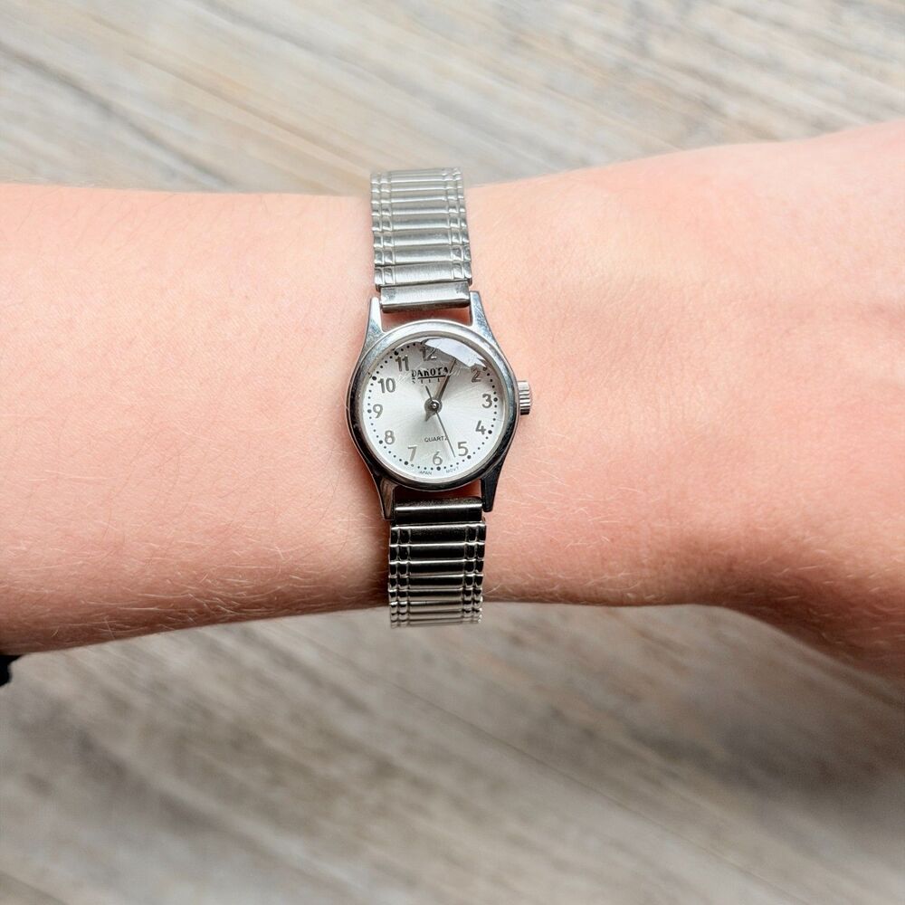 Vintage Dakota Women’s Quartz Watch Silver Tone Stretch Band Petite Small Face - Picture 2 of 7